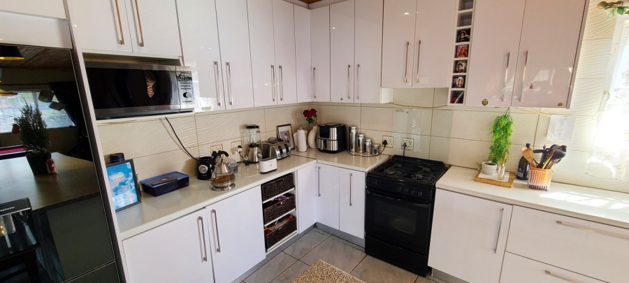 4 Bedroom Property for Sale in Sunbird Park Western Cape